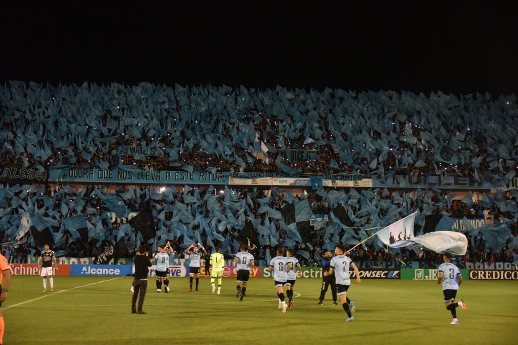 El recibimiento de la hinchada de Belgrano en el Gigante de Alberdi para el equipo antes del partido con All Boys. Hubo miles de banderas. (Facundo Luque)