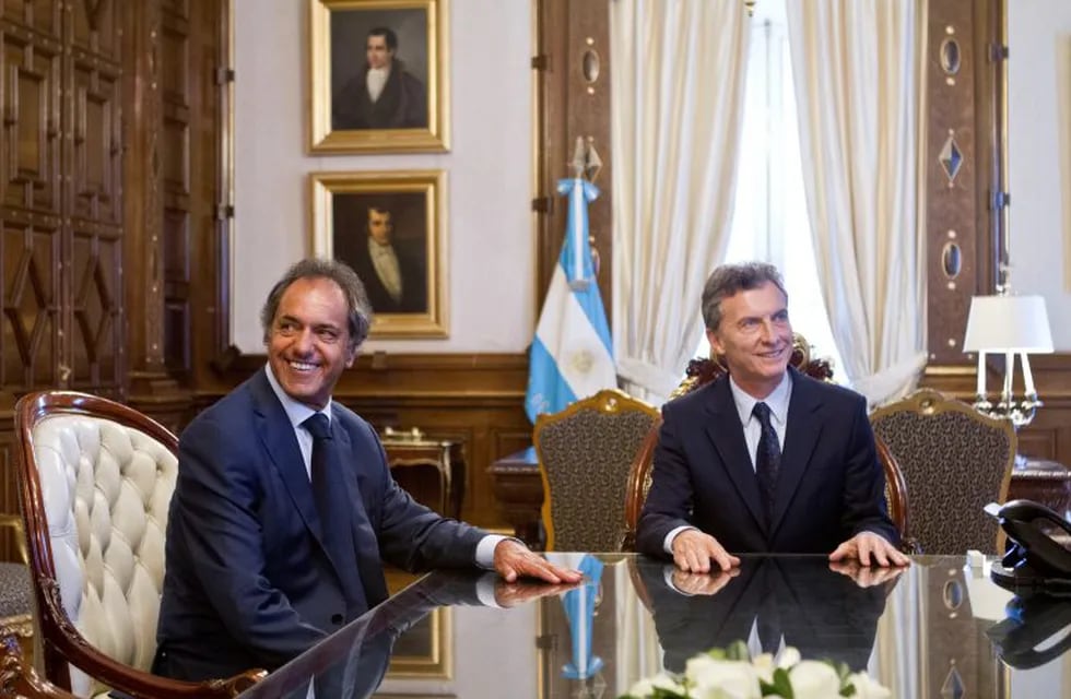 El presidente de Argentina Mauricio Macri (d) habla con su rival en la carrera presidencial el peronista Daniel Scioli (EFE)