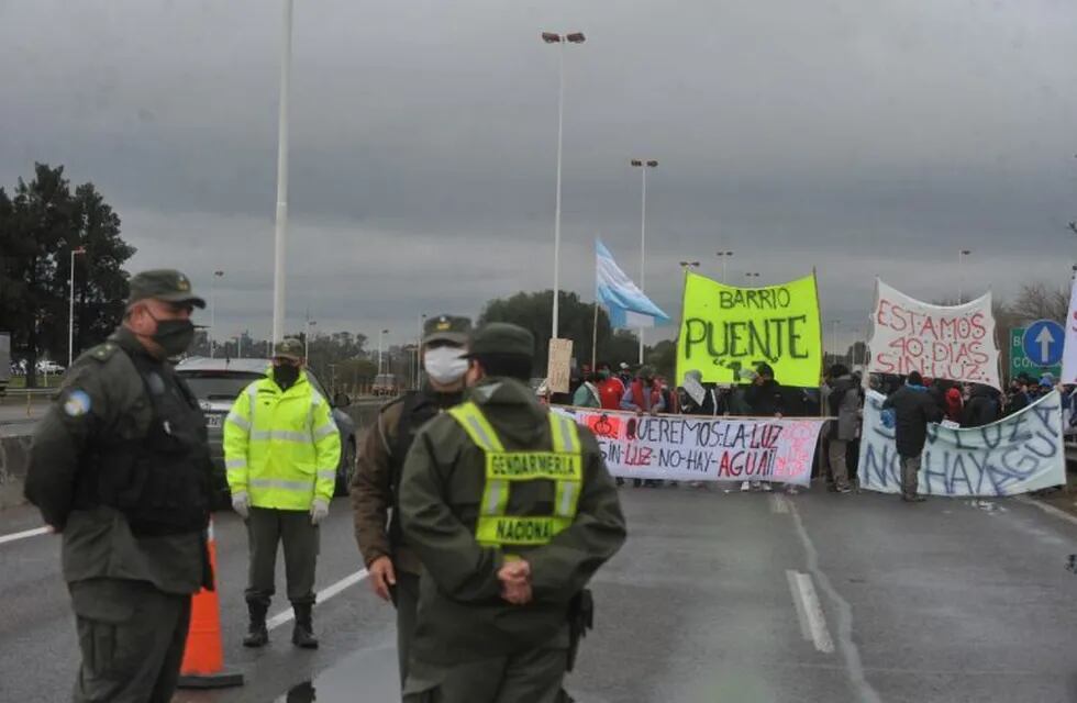 Vecinos cortan la autopista Riccheri en reclamo por falta de luz. (Clarín)