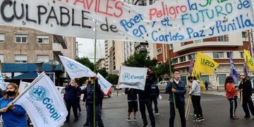 Trabajadores de la Cooperativa Integral frente a la Legislatura en la ciudad de Córdoba, este lunes por la mañana.