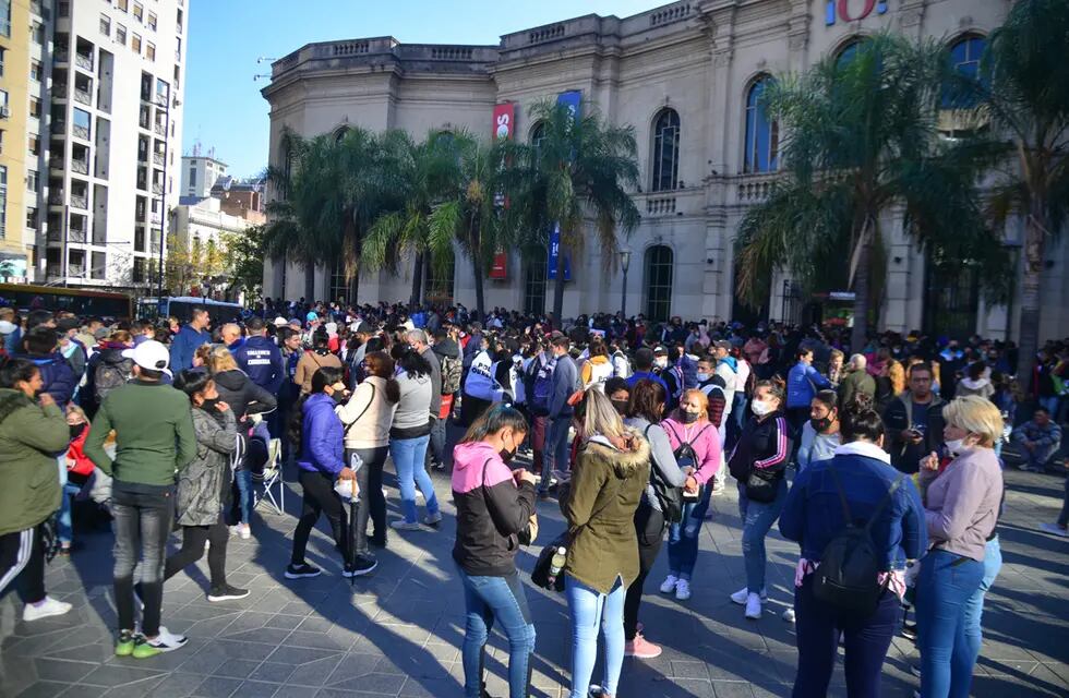 Organizaciones sociales se concentran frente al Patio Olmos (Pedro Castillo/LaVoz).