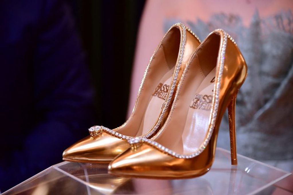 Foto; Giuseppe Cacace - Los zapatos más caros del mundo, presentación en los Emiratos árabes en 2018.