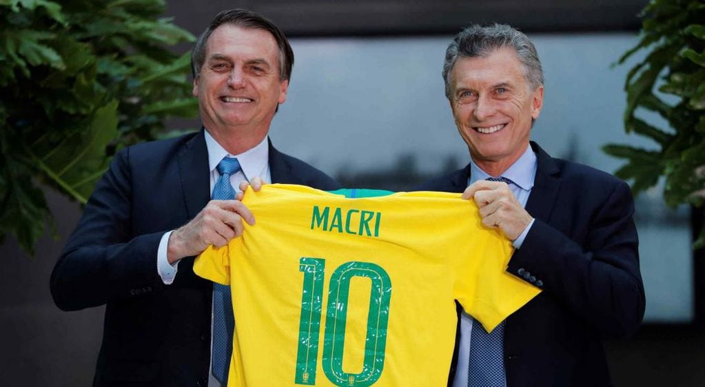Camisetas. En junio, el brasileño Jair Bolsonaro le obsequió a Macri una casaca del pentacampeón. (Télam / Archivo)