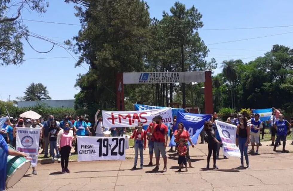 Iguazú: vecinos se manifiestan en contra del accionar de la Prefectura  luego de haber desechado 1200 cajas de pollo