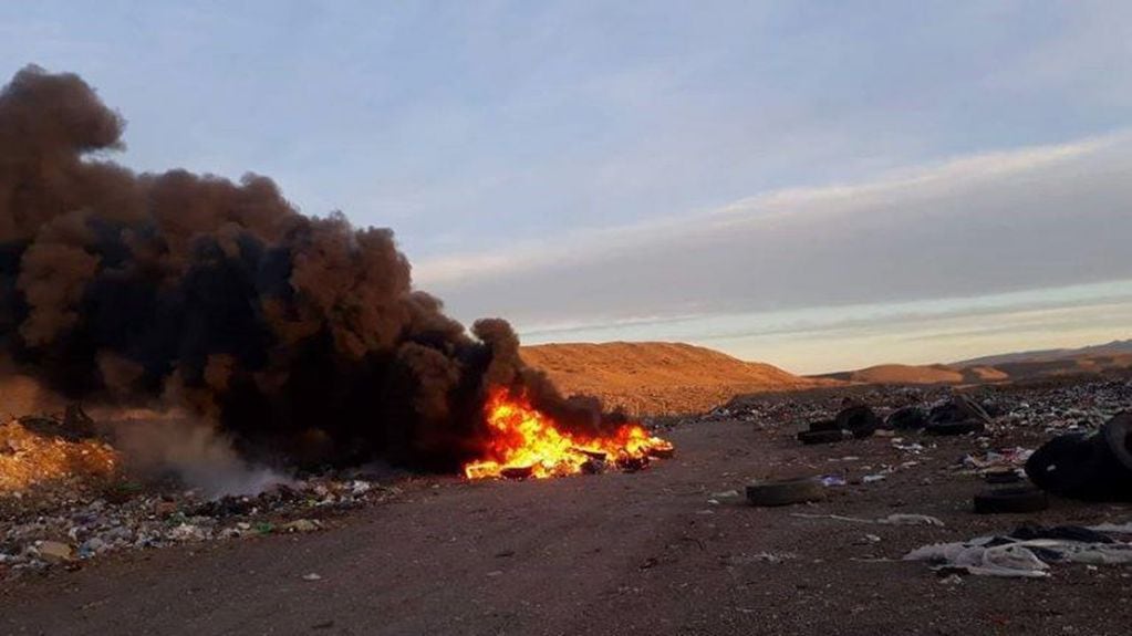 Denuncian quema ilegal de basura en Perito Moreno