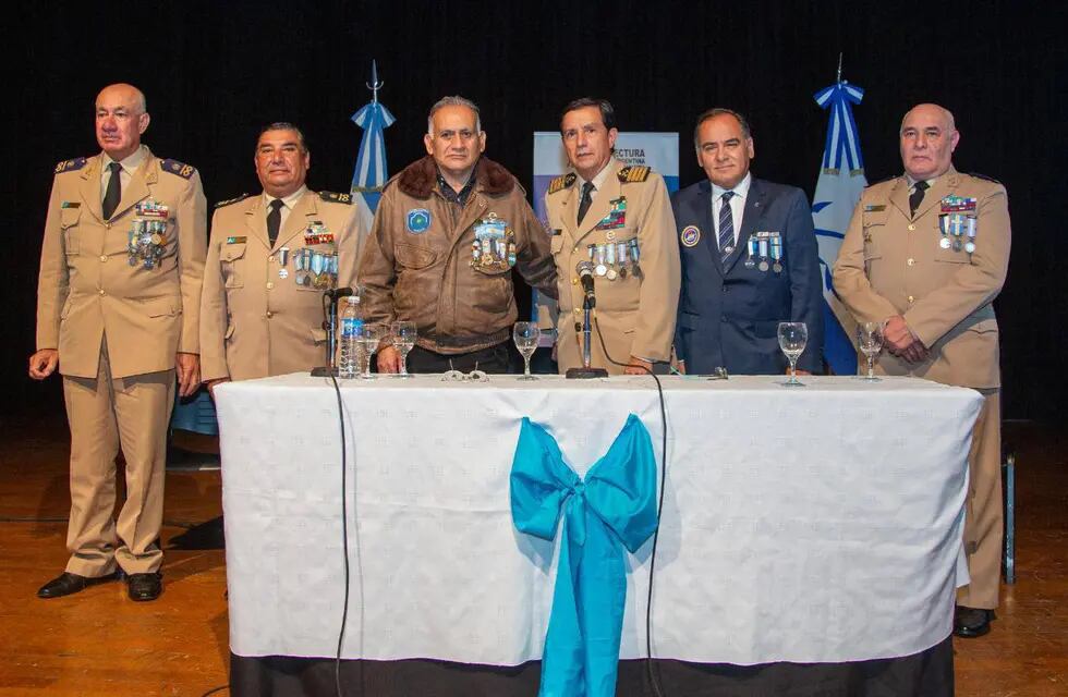La Prefectura Naval Argentina hizo un reconocimiento a los veteranos de Ushuaia.