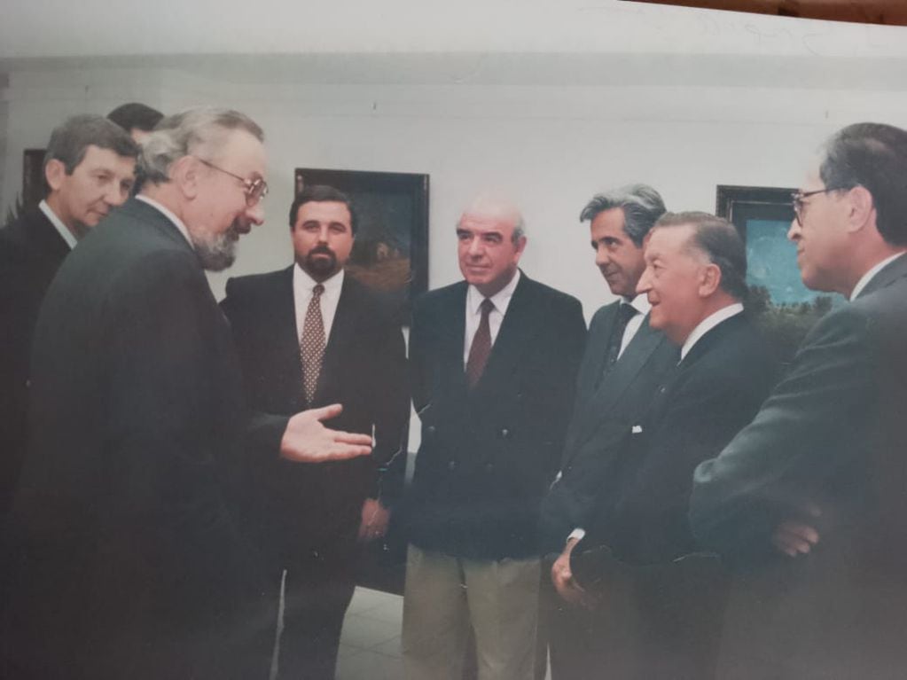 Pedro Benito Benjam junto a Rafael Bulacio y otros funcionarios.