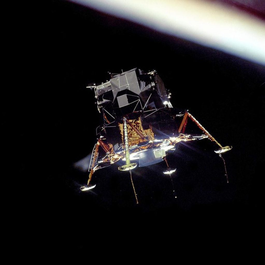 Fotografía del Módulo Lunar "Eagle" (Águila), en el que Armstrong y Aldrin descendieron hasta la superficie de nuestro satélite natural. La imagen fue tomada poco después de que el aparato se desprendió del Módulo de Comando, que permaneció en órbita lunar pilotado por Collins. En el mismo "Eagle", los astronautas despegaron de la Luna y se acoplaron al Módulo de Comando, con el que volaron de vuelta a la Tierra. El "Eagle" fue abandonado en el espacio.