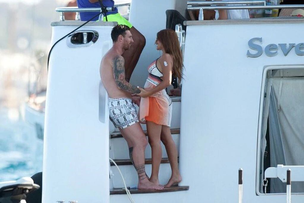 Los Messi y sus amigos terminan sus vacaciones en Ibiza.(Grosby)