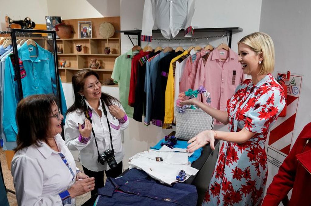 La asesora de la Casa Blanca visitó un local de venta ropa propiedad de mujeres emprendedoras.  REUTERS/Kevin Lamarque