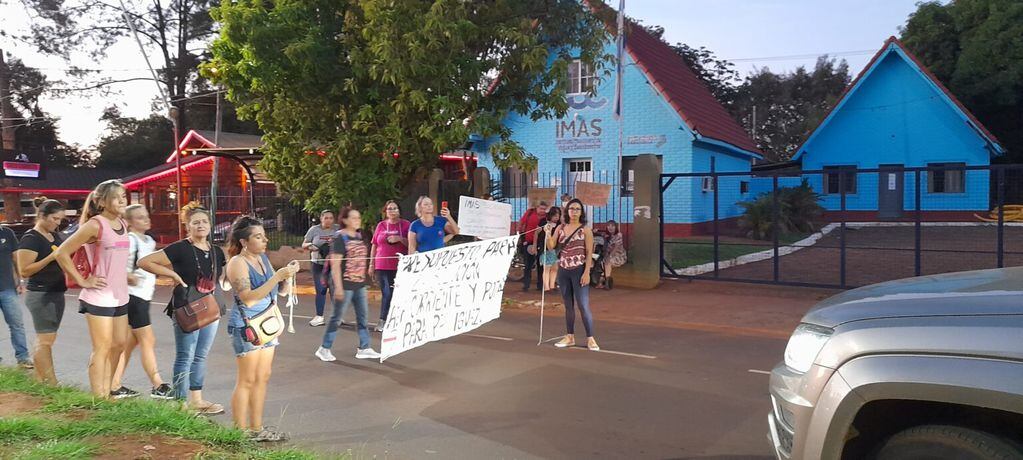 Vecinos en manifestación reclamando por el servicio y la falta de agua en barrios de Puerto Iguazú