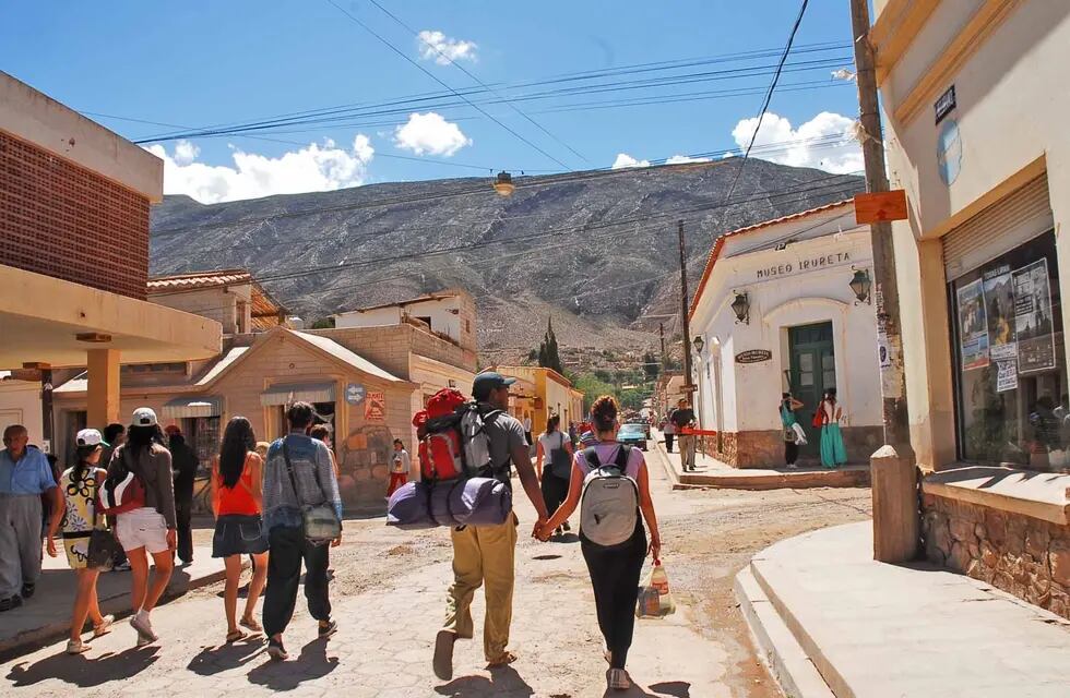 Las calles de Tilcara (Jujuy) se pueblan de viajeros y turistas que arriban para vacacionar. El Museo de Bellas Artes "Fundación Hugo Irureta" que se ve a la derecha, es una de las referencias culturales para el visitante.