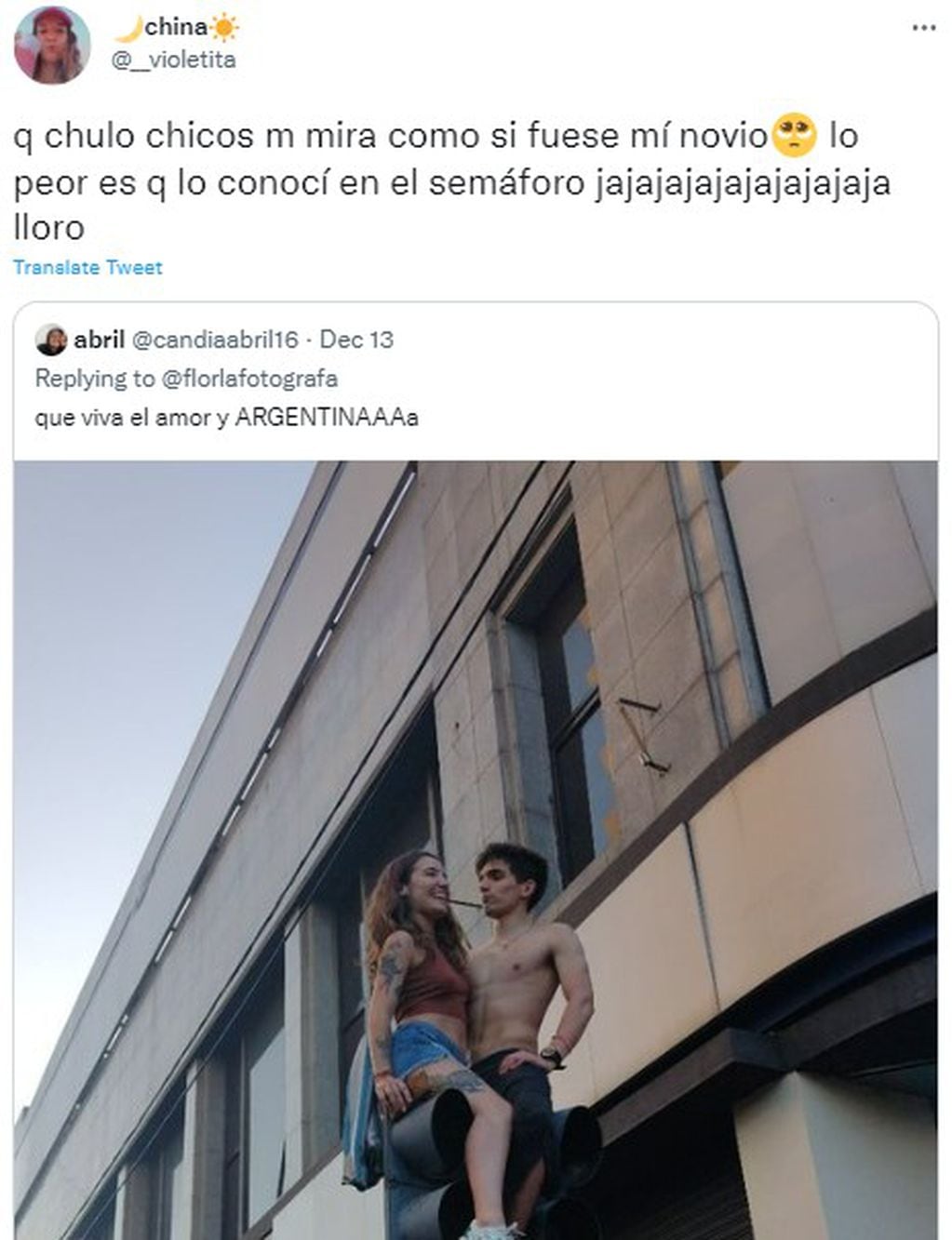 La verdad detrás del beso viral arriba de un semáforo en La Plata.