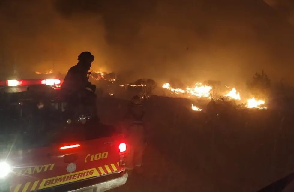 Incendio forestal en Tanti. (Foto: Facebook / Bomberos Voluntarios de Tanti).