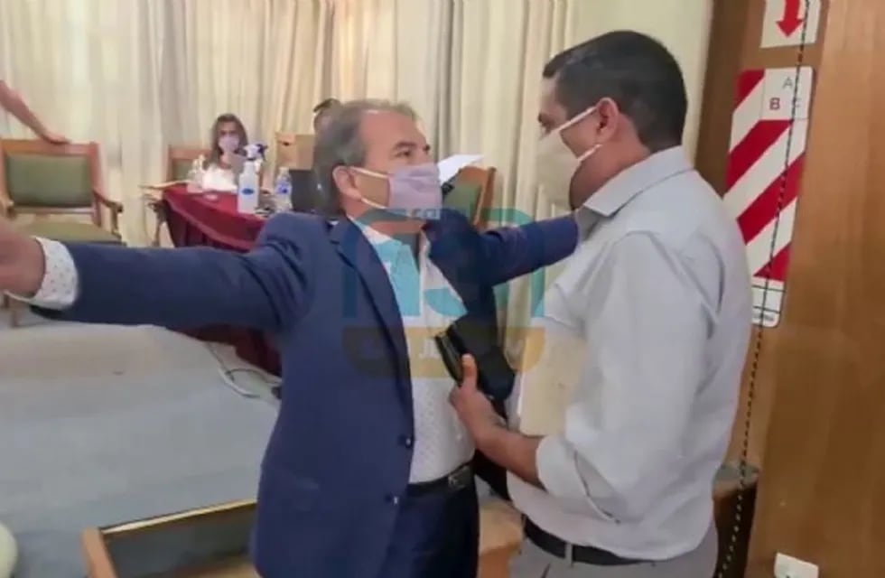 El momento en el que Jorge Rivera Prudencio invitó a pelear al periodista Walter Ríos.  Canal 13 San Juan.