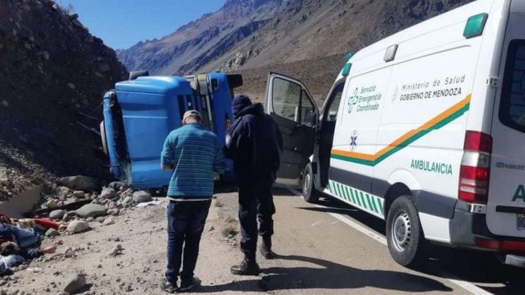 Chocaron dos camiones en ruta 7 en Mendoza.