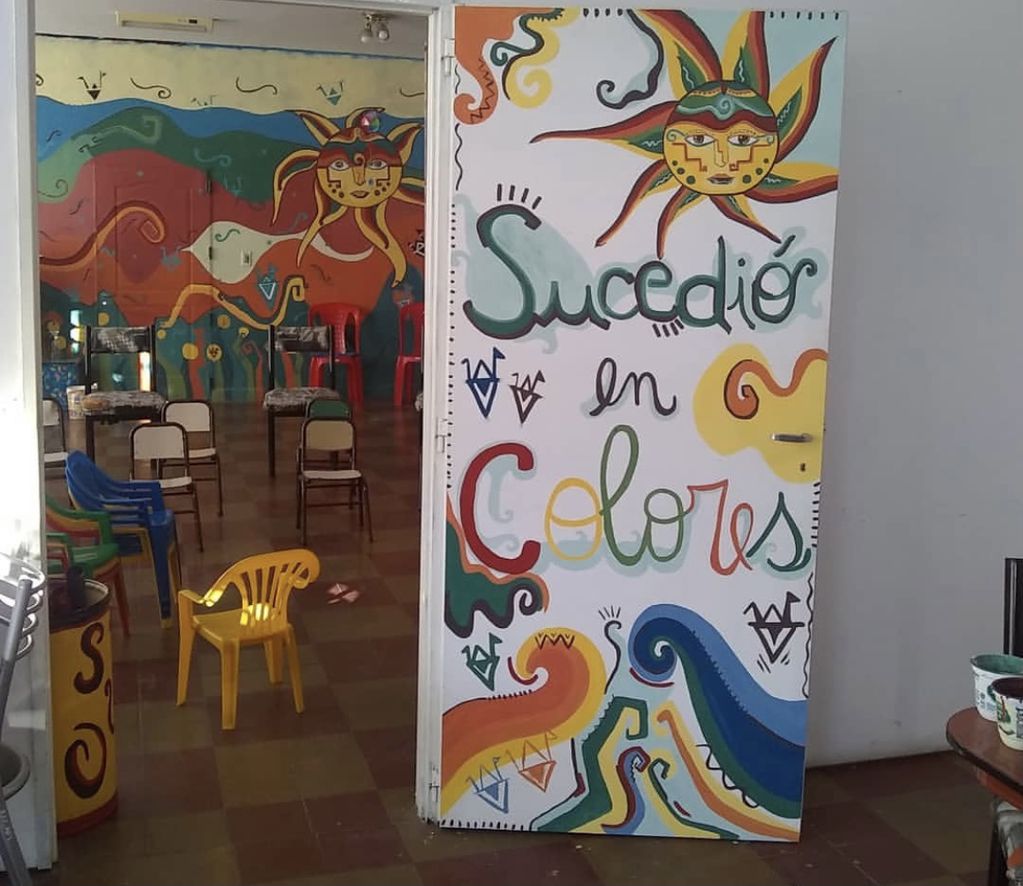 La puerta que pintó la artista mendocina Malén, da una cálida bienvenida a los niños que ingresen a la sala.