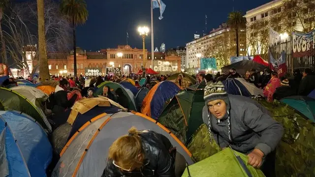 Video: Piqueteros solicitaron una reunión con masa, un bono y acamparán hasta el jueves en Plaza de Mayo