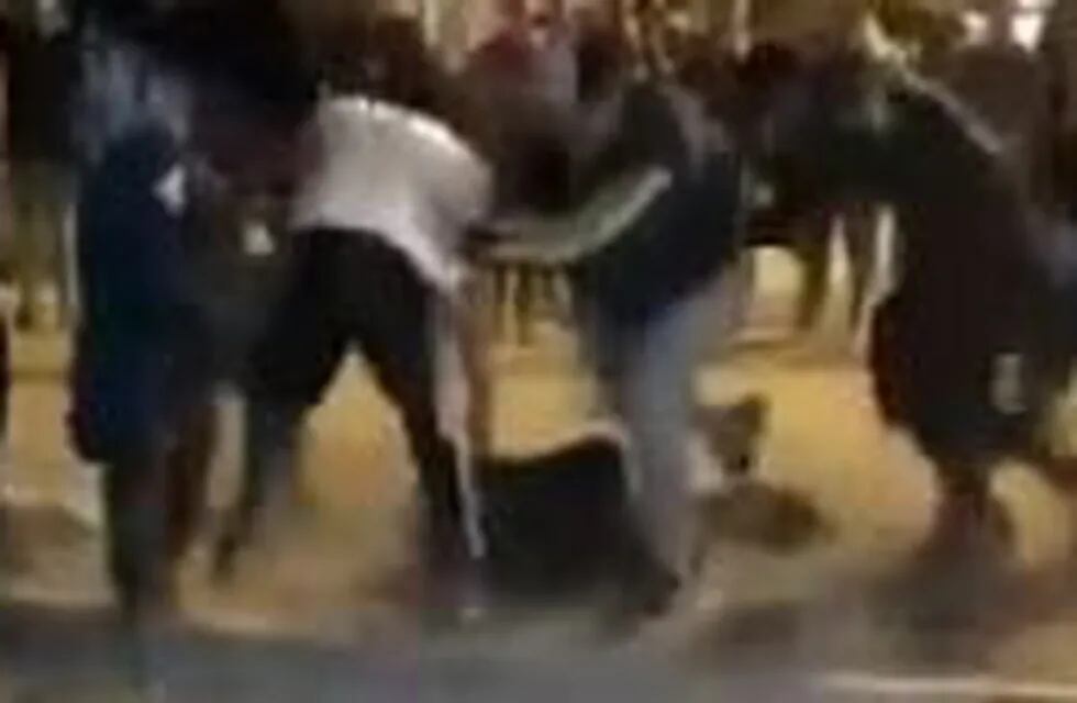 Batán: brutal golpiza de una patota a un joven que estaba inconsciente en el piso (Foto: Captura de video)