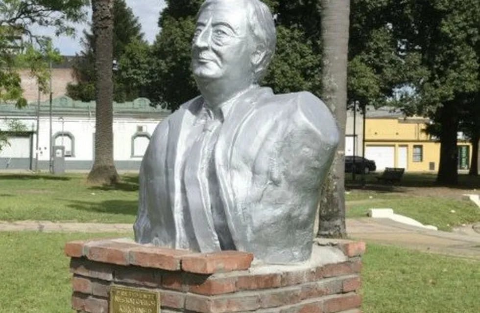 El busto de Néstor Kirchner se instaló en las Cuatro Plazas y desde entonces genera polémica. (Archivo)