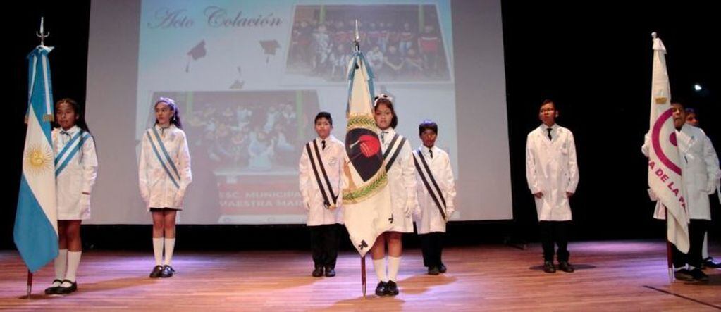 Las Banderas Nacional, de la Libertad Civil y de la Paz, presidieron el acto de colación de 7° grado de la Escuela Municipal "Marina Vilte".