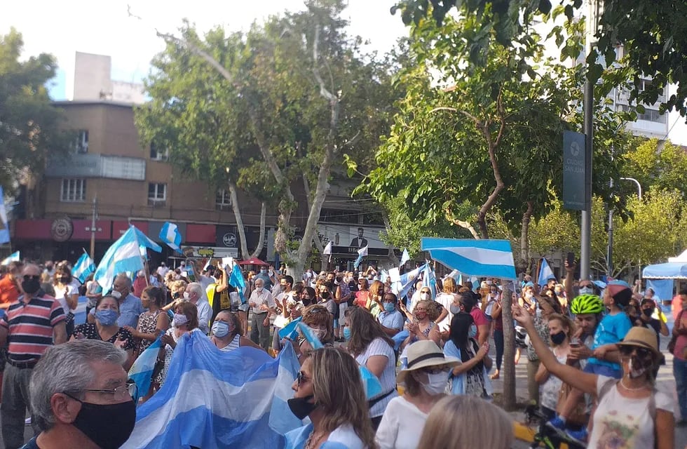 Cientos de sanjuaninos se dieron cita en la Plaza 25 para manifestarse contra el "vacunatorio VIP".