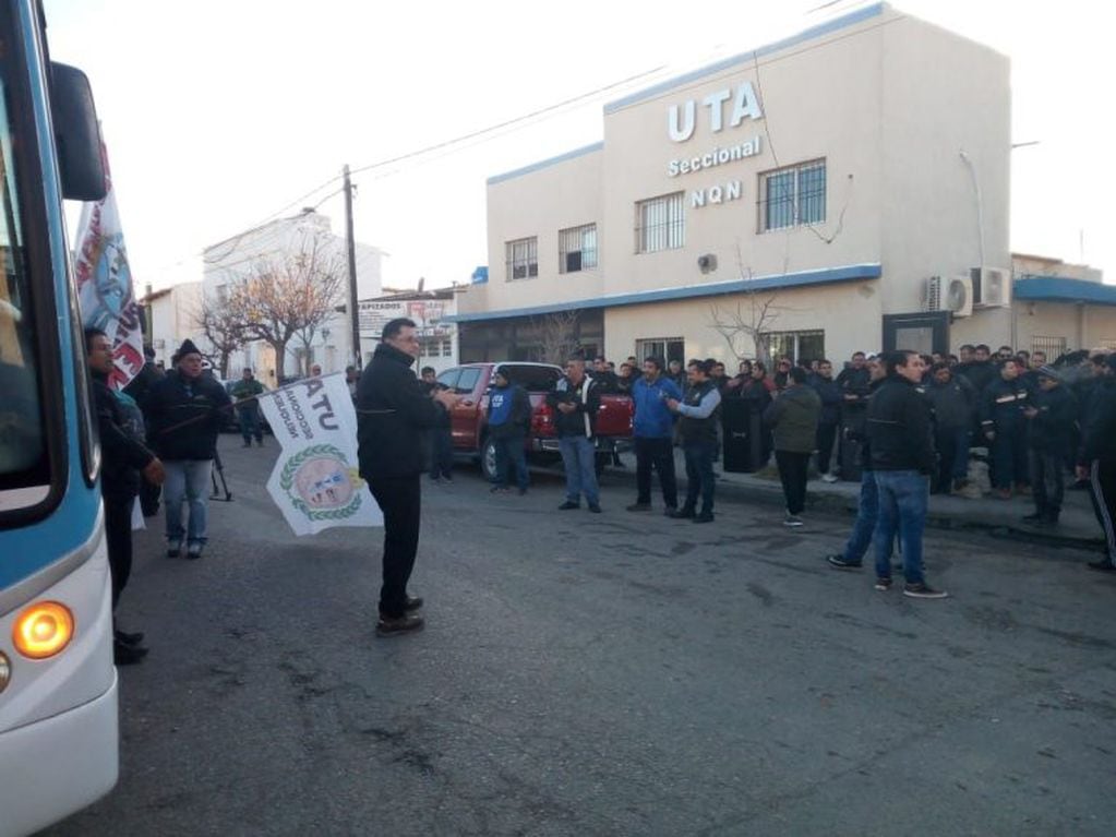 Los manifestantes colmaron la sede de la UTA Neuquén (web).