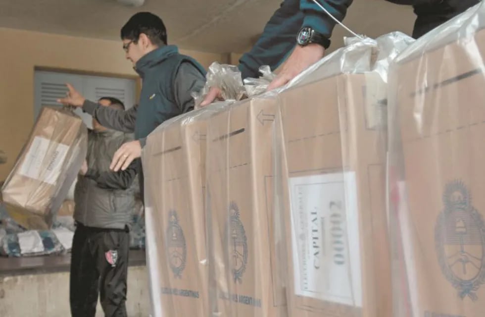 Empleados del Correo Argentino trasladan las urnas y boletas a diferentes escuelas. Claudio Gutiérrez / Los Andes
