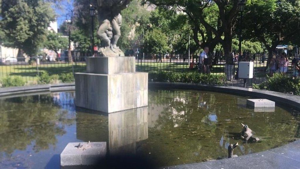 Fue vandalizada la fuente de la plaza Sarmiento.