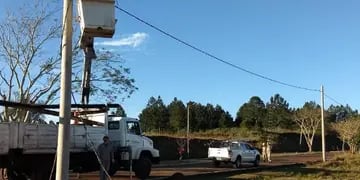 Irigoyen trabaja en el cambio de postes eléctricos