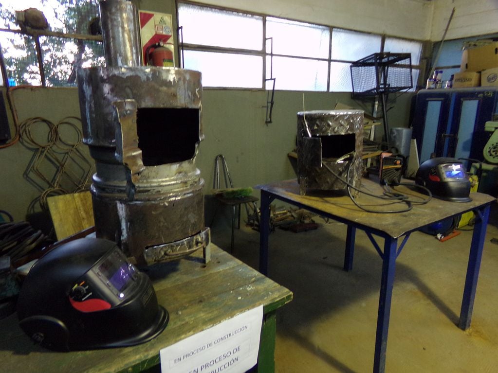 Estudiantes fabrican estufas a leña con elementos reciclados y las donan a los necesitados