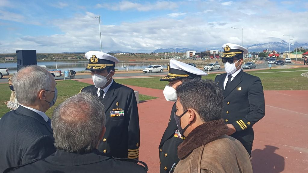 Los miembros representantes de la Asociación Cultural Sanmartiniana de Ushuaia coversaron con los tripulantes del BAP "Carrasco", y el Agregado Naval, de la Marina de Guerra del Perú, en la República Argentina.