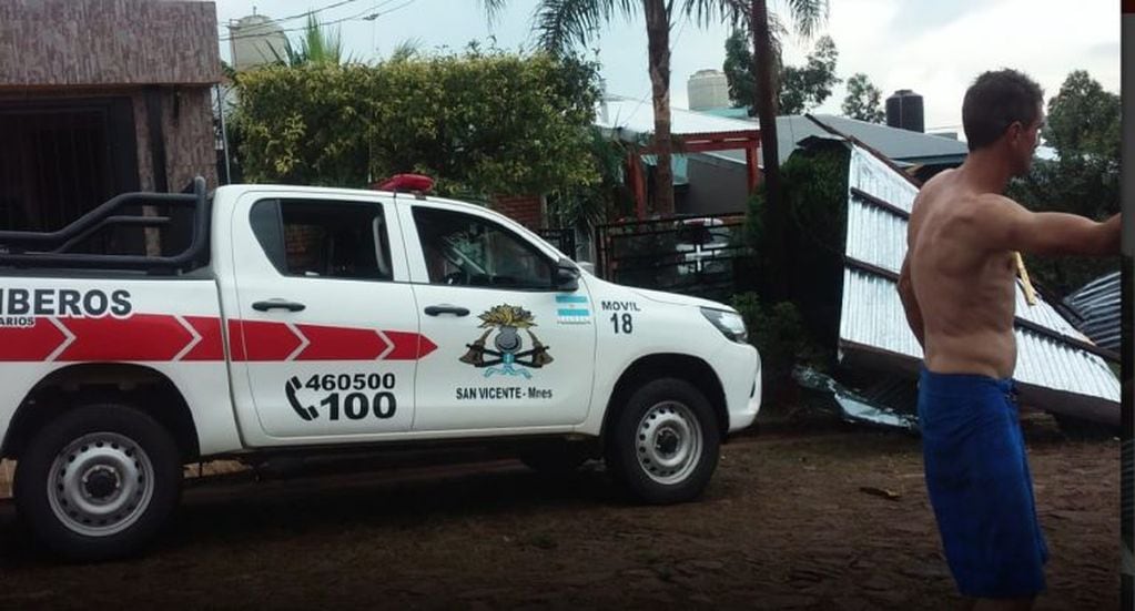 Personal de Bomberos y de Defensa Civil auxilió a los vecinos cuyos techos fueron arrancados por el viento en San Vicente. (Misiones Online)