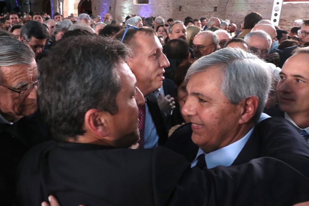 El vicegobernador jujeño Carlos Haquim se estrecha en un abrazo con el flamante ministro de Economía de la Nación, Sergio Massa.