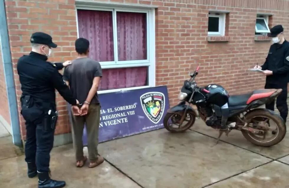 Efectivos policiales recuperan una moto robada en El Soberbio.