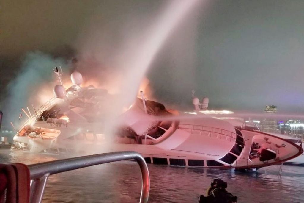 Un incendio destruyó el yate de 7 millones de dólares del músicoMarc Anthony  (Miami-Dade Fire Rescue via AP)