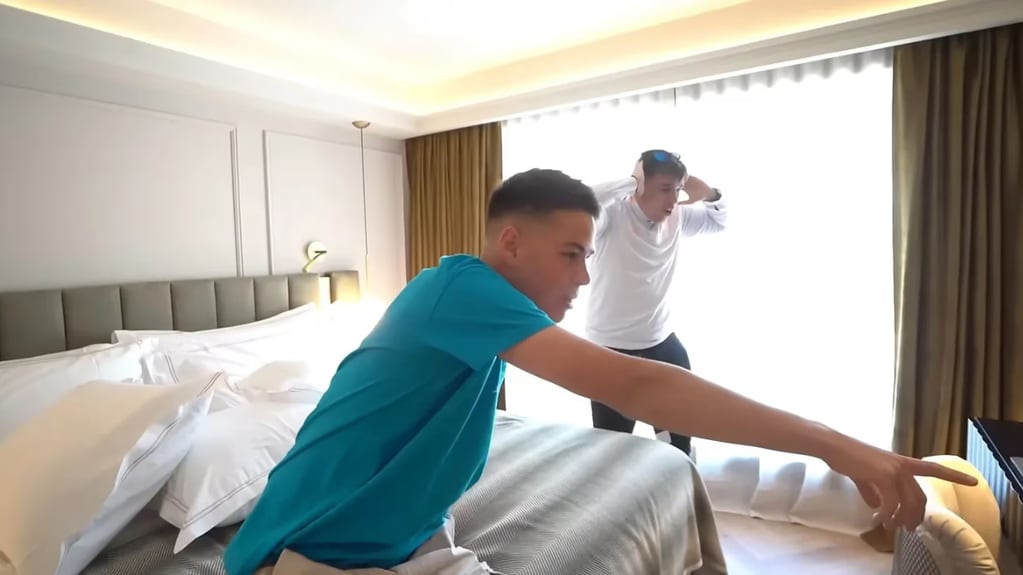 Los youtubers de TheExaL04 en la habitación más cara del hotel de Messi.