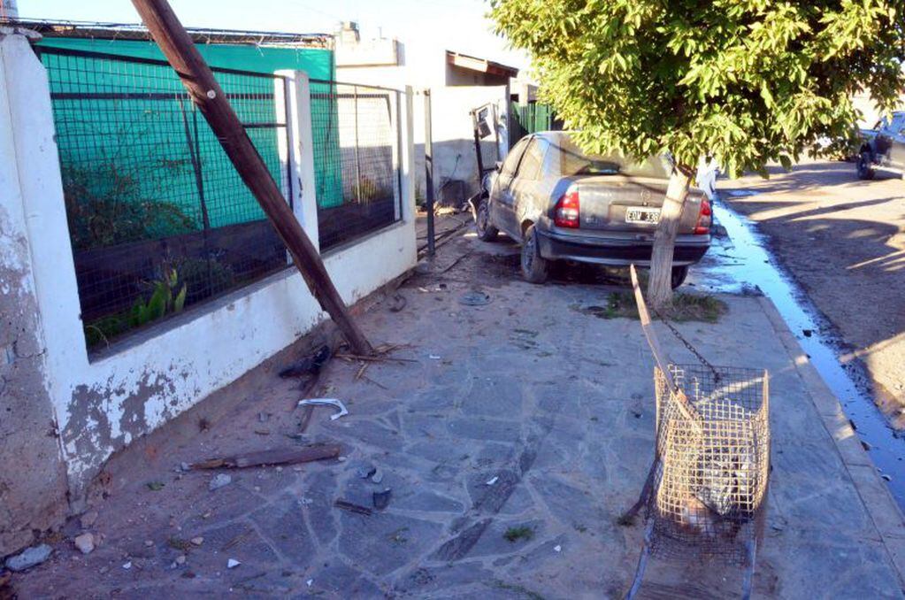 El auto impactó contra un poste de luz y una casilla de gas (Marcelo Ochoa).