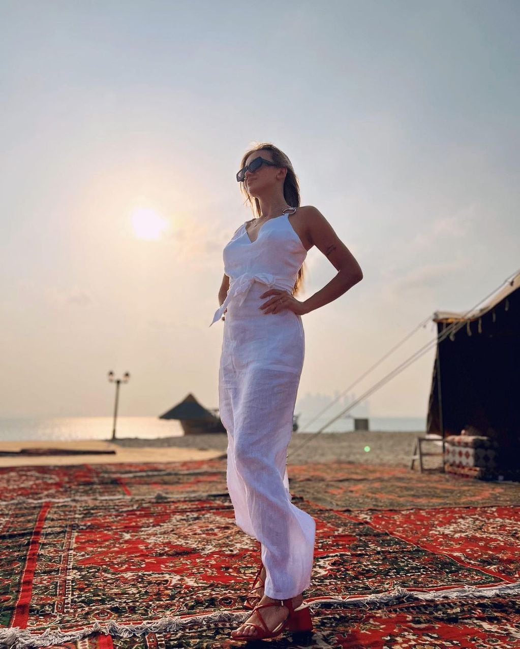 Morena Beltrán enfrentó el calor de Qatar con un outfit super fresco.