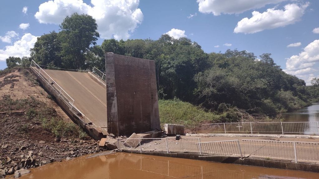Se derrumbó el puente del Arroyo Pindayti en Alba Posse.
