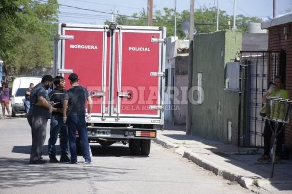Pasadas las 10 trasladaron el cuerpo de Elsa Barroso a la Morgue Judicial. Foto: El Diario de la República.