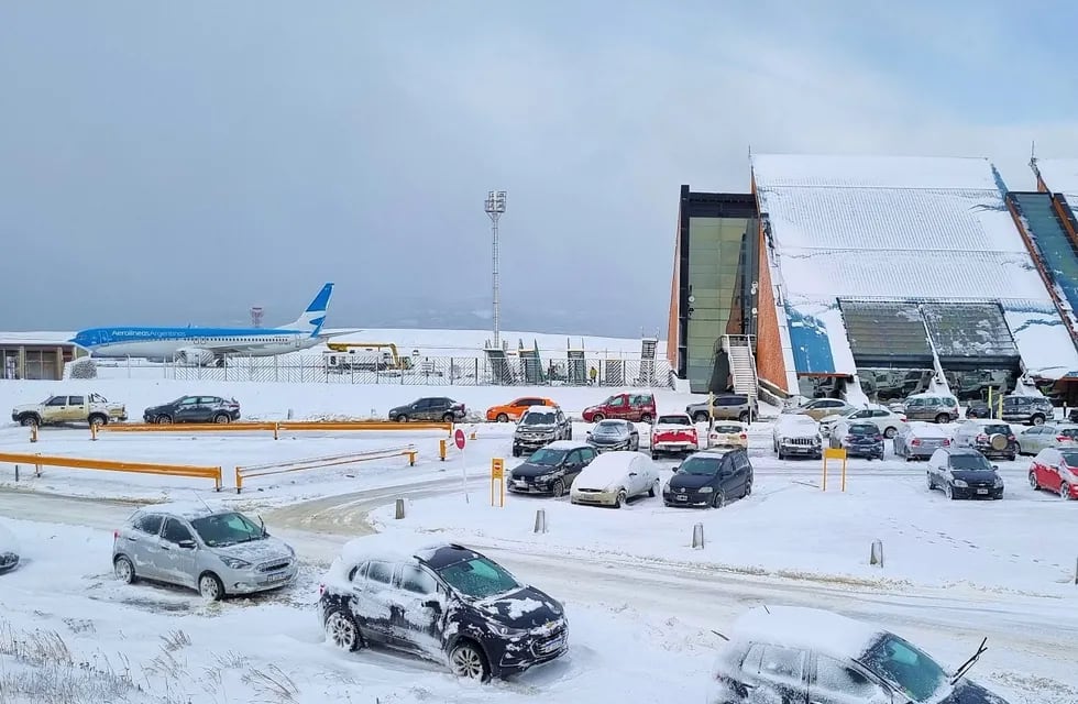 Temporal de nieve en Ushuaia: vuelos cancelados y reprogramaciones