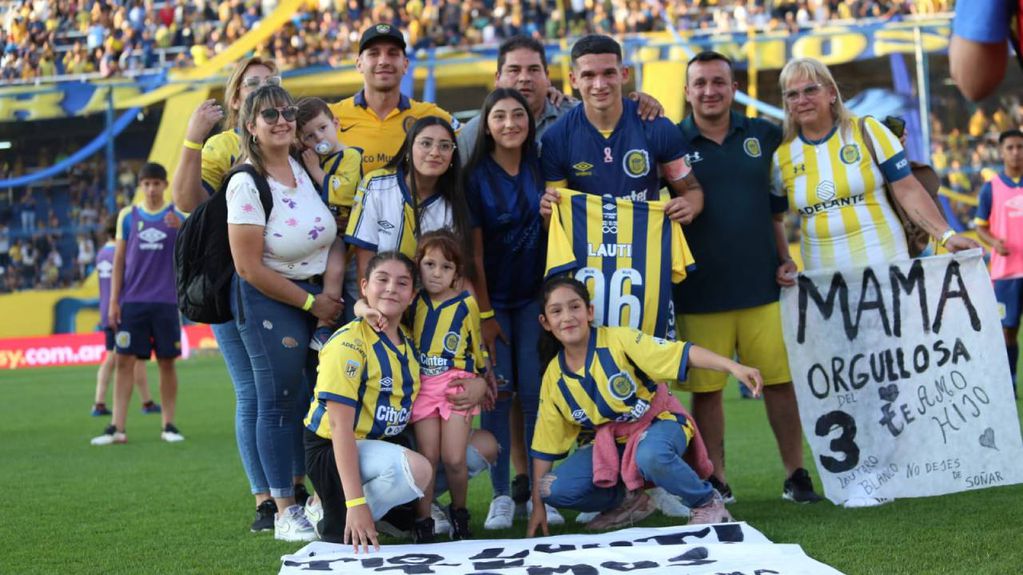 "Lauti" y su familia se reunieron en la cancha tras el último partido.