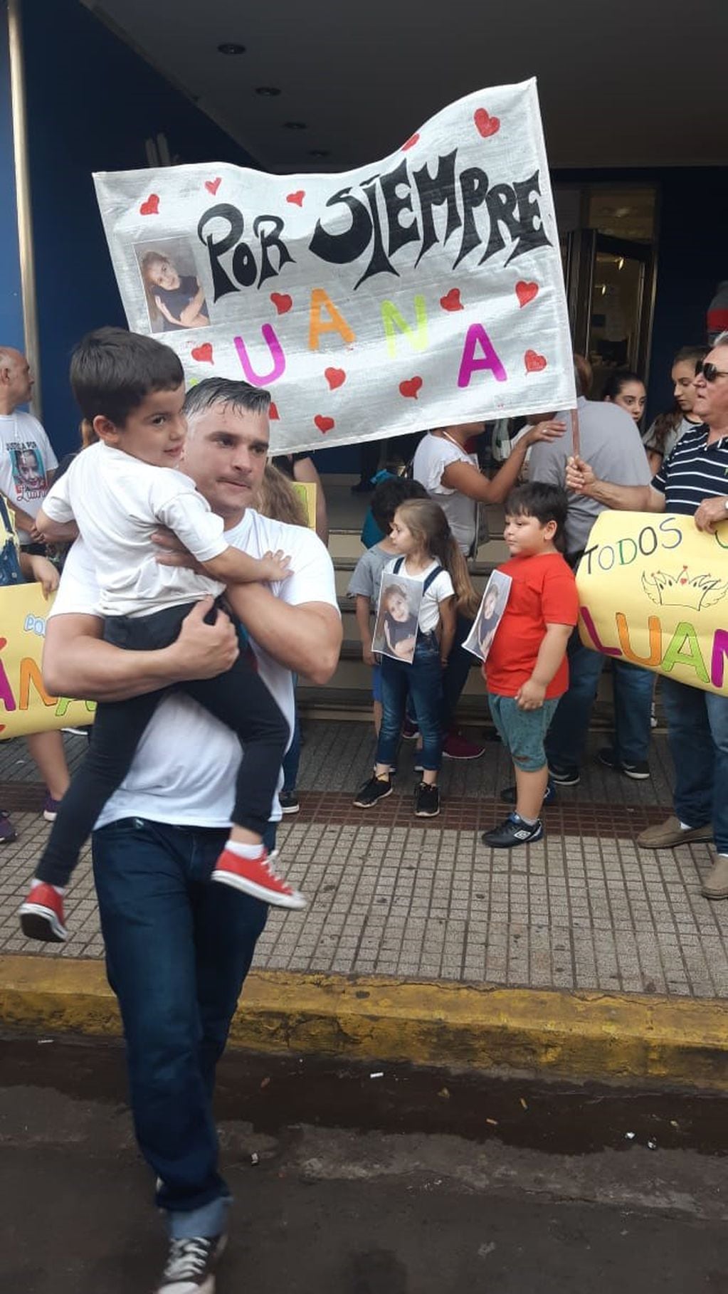 Martín Kruka llevando a su hijo en brazos dando comienzo a la marcha. (Foto: Noticias del 6)