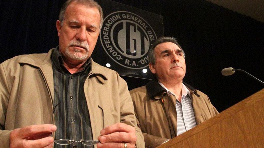CGT. Juan Carlos Schmid (Dragado y Balizamiento) junto a  Omar Plaini (Canillitas) durante uan conferencia de prensa (DyN/Archivo).