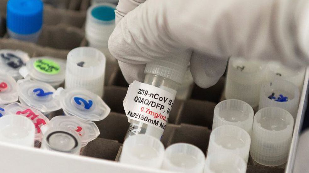 La vacuna de las farmacéuticas Pfizer Inc. y BioNTech (Foto: ANDREW CABALLERO-REYNOLDS / AFP)