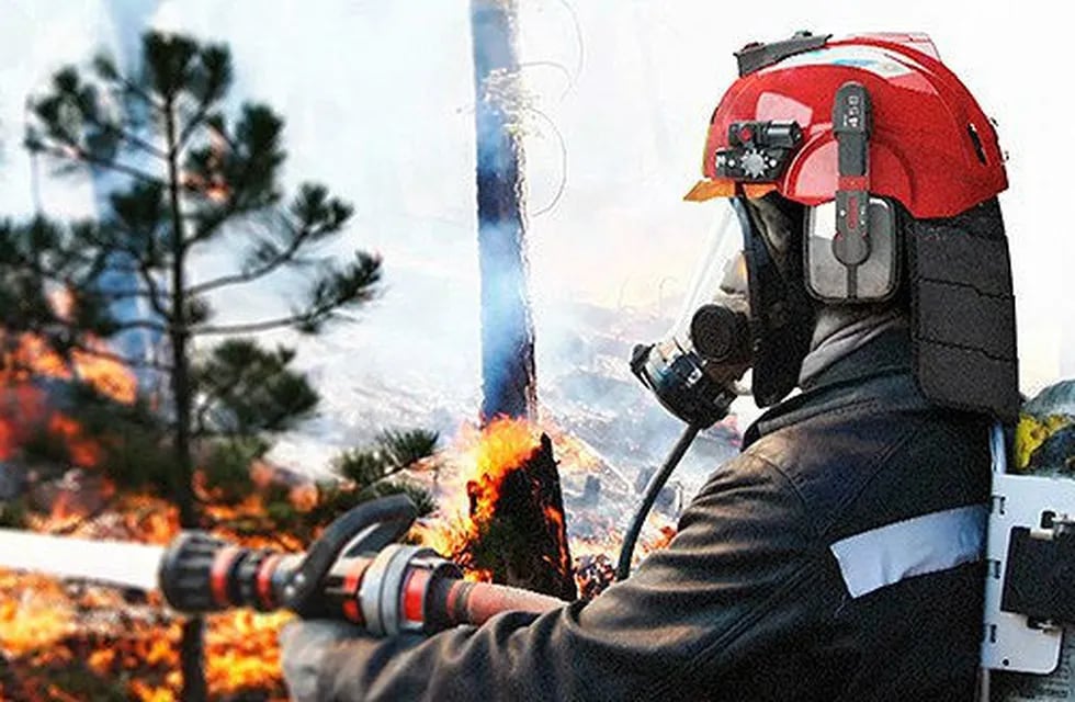 Diseñan un casco con innovaciones tecnológicas para mejorar la seguridad de los bomberos cordobeses.