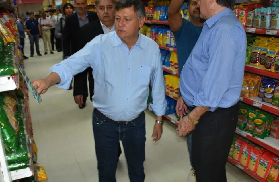 El gobernador del Chaco, Domingo Peppo visitó un supermercado para comprobar los precios actuales en góndolas.