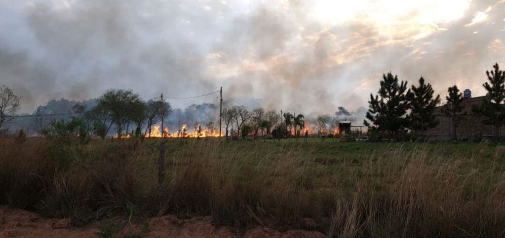 En el barrio Lomas de Santa Ana se dio un incendio de pastizales que no llegó a afectar a las viviendas.