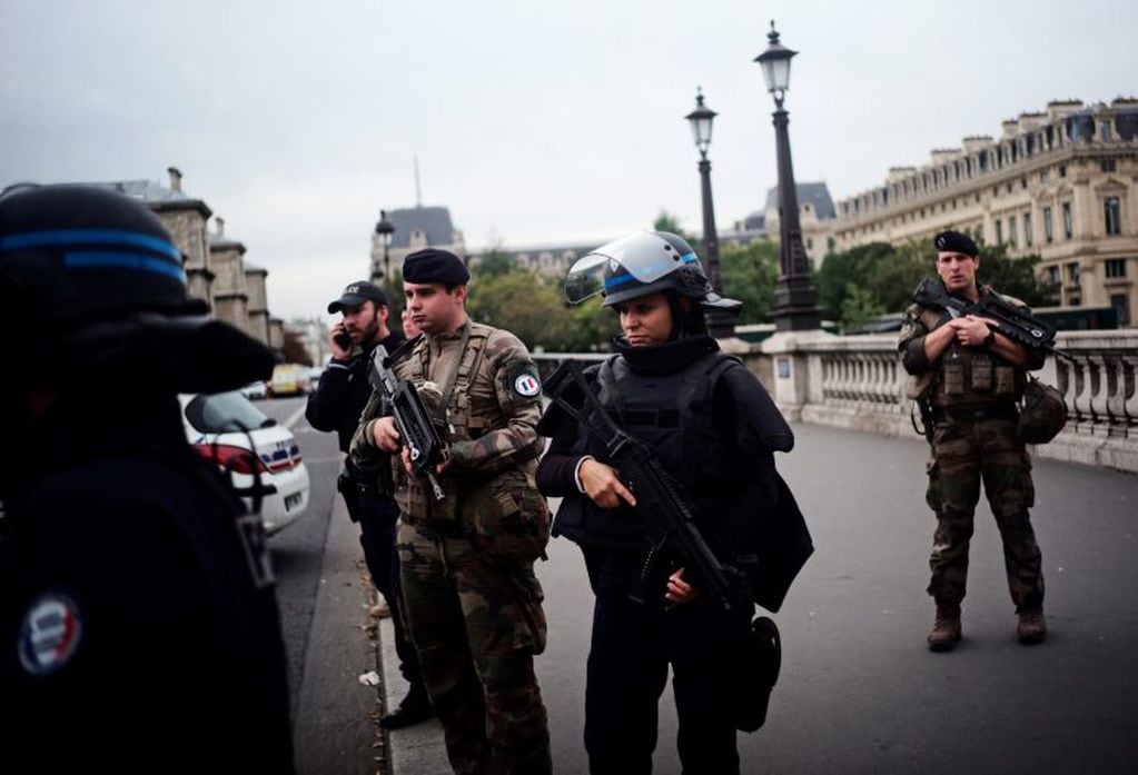 Oficiales de policía armados y soldados patrullan después de un incidente en la sede de la policía después en París, el jueves 3 de octubre de 2019. Crédito: AP / Kamil Zihnioglu.